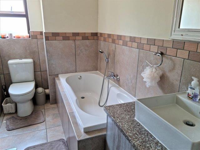 To Let 4 Bedroom Property for Rent in Melodie North West